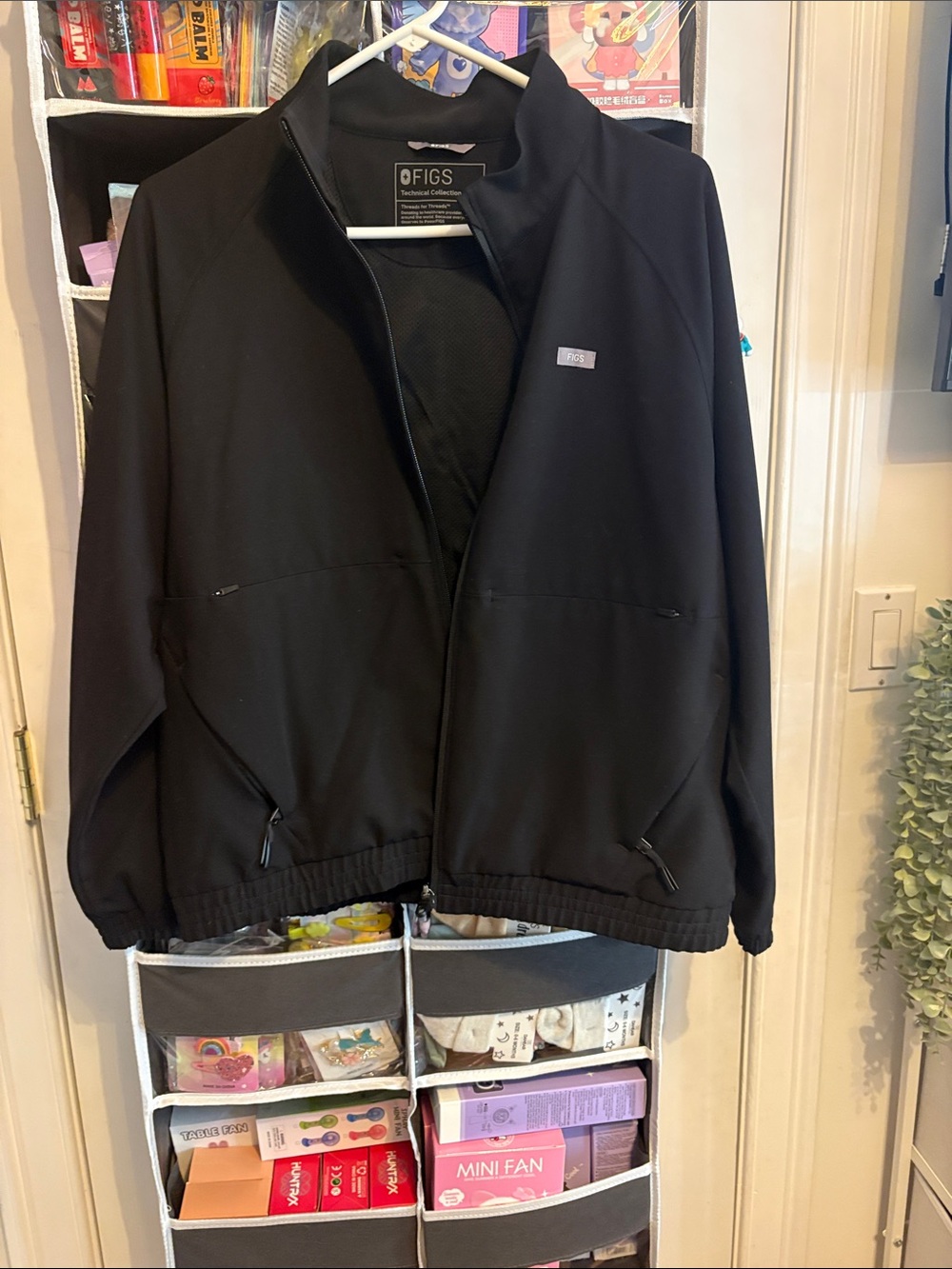 Figs women’s Sydney Scrub Jacket and wide leg scrub bottoms! - Picture 2 of 5